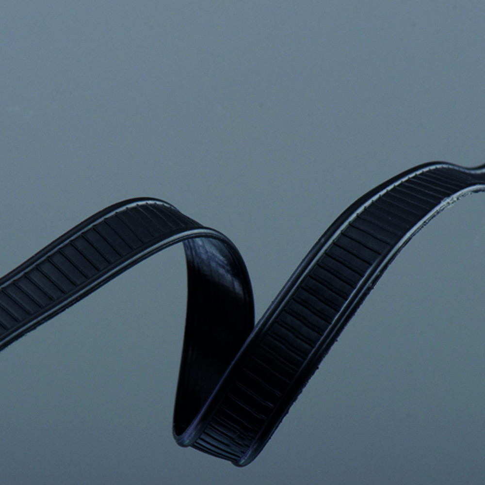 Cinta adhesiva peel & stick negro para cierre de empaques 18 cm x 0.08 cm